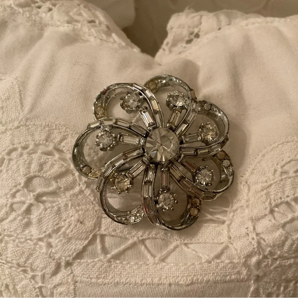BEAUTIFUL VINTAGE 1950’s SIGNED CORO CLEAR CRYSTAL PIN/BROOCH - Picture 2 of 10